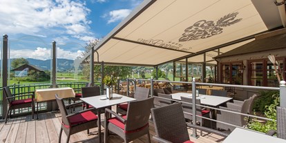 Golfurlaub - Platzreifekurs - Salzburg - Hotel-Panoramaterrasse mit direktem Blick auf den Golfplazt - Hotel Zum Jungen Römer