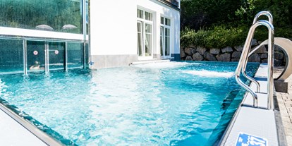 Golfurlaub - Hotelbar - Tirol - Pool - Außenbecken - Landhotel Schermer