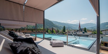 Golfurlaub - Pools: Schwimmteich - SKY-INFINITY POOL
270° Panoramablick auf die Landschaft Tirols: Die Berge, Uderns und das Zillertal liegen dir zu Füßen, während du in unserem neuen Sky-Infinity Pool abtauchst. - Hotel Wöscherhof
