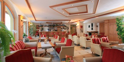 Golfurlaub - Umgebungsschwerpunkt: Berg - Tirol - Hotelhalle mit Bar - Hotel Alpenhof Brixen