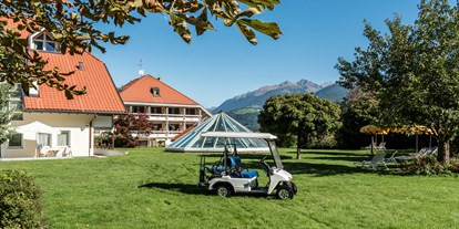 Golfurlaub - Golfcarts - Italien - Garten mit Golf Car - Hotel Schönblick