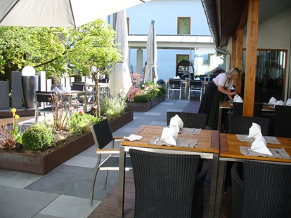 Golfurlaub - Abendmenü: 3 bis 5 Gänge - Friedrichshafen - Terrasse - Romantik Hotel Johanniter-Kreuz