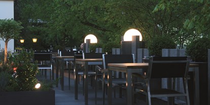 Golfurlaub - Autovermietung - Terrasse am Abend - Romantik Hotel Johanniter-Kreuz