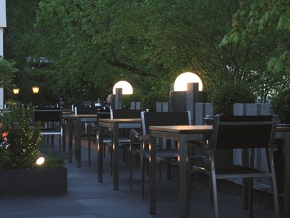 Golfurlaub - Parkplatz - Terrasse am Abend - Romantik Hotel Johanniter-Kreuz
