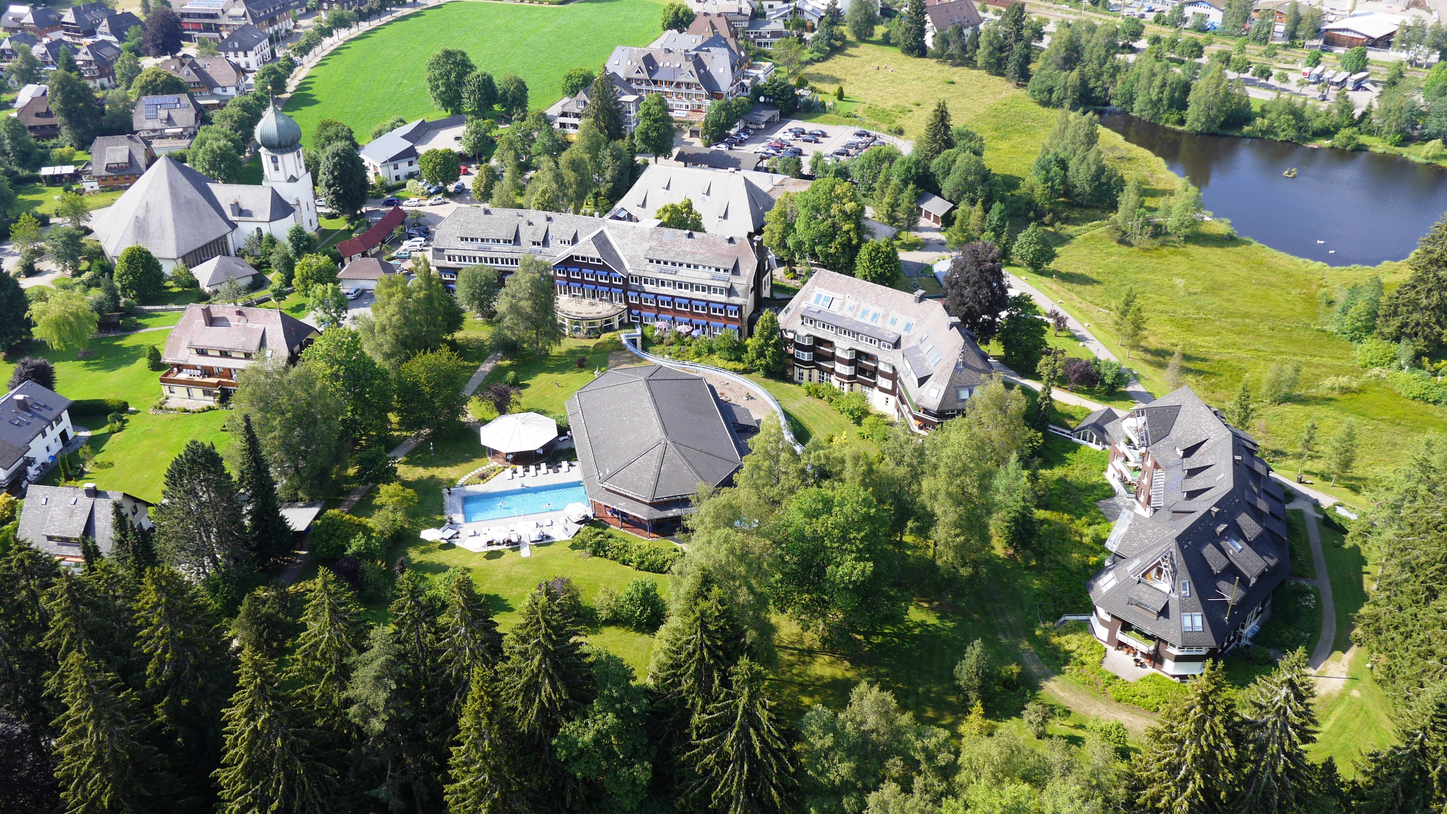 Golfhotel - Das Parkhotel Adler mit kleinem Adlersee und Privatpark auf seinem Anwesen von 70.000 Quadratmetern, 5 km von der 18-Loch-Anlage des Golfclubs Hochschwarzwald. - Parkhotel Adler 
