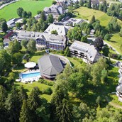 Golfhotel - Das Parkhotel Adler mit kleinem Adlersee und Privatpark auf seinem Anwesen von 70.000 Quadratmetern, 5 km von der 18-Loch-Anlage des Golfclubs Hochschwarzwald. - Parkhotel Adler 