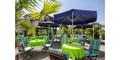 Golfurlaub - Golf-Kurs für Kinder - Ebersbach-Musbach - Mediterrane Terrasse. Da schmeckt der Überlinger Wein gleich doppeltgut - Apart Hotel Stadtgarten
