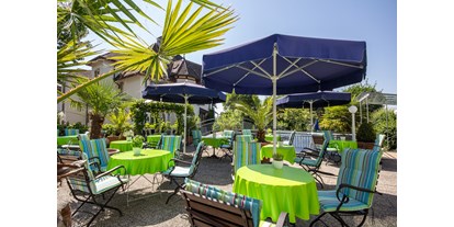 Golfurlaub - Hunde am Golfplatz erlaubt - Immenstaad am Bodensee - Mediterrane Terrasse. Da schmeckt der Überlinger Wein gleich doppeltgut - Apart Hotel Stadtgarten