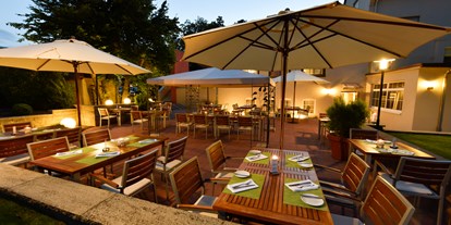 Golfurlaub - Abendmenü: 3 bis 5 Gänge - PLZ 68775 (Deutschland) - Gartenterrasse - Hotel Vorfelder
