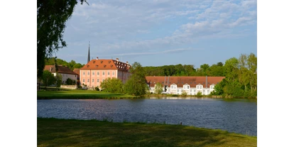 Golfurlaub - Wäscheservice - Rottendorf (Landkreis Würzburg) - Fernansicht über den Schloss-See - Hotel Schloss Reichmannsdorf 