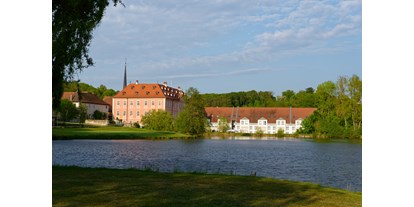 Golfurlaub - Hunde am Golfplatz erlaubt - Langensendelbach - Fernansicht über den Schloss-See - Hotel Schloss Reichmannsdorf 