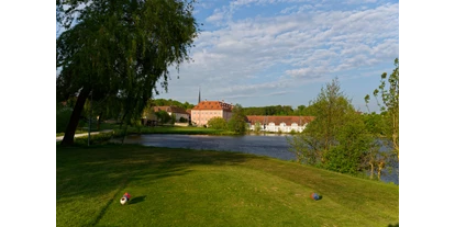 Golfurlaub - Golfanlage: 18-Loch - Stein bei Nürnberg - Abschlag Tee 18 Richtung Green und Schloss - Hotel Schloss Reichmannsdorf 