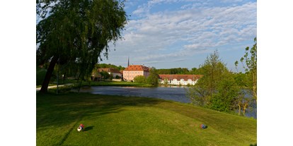 Golfurlaub - Klimaanlage - Donnersdorf (Landkreis Schweinfurt) - Abschlag Tee 18 Richtung Green und Schloss - Hotel Schloss Reichmannsdorf 