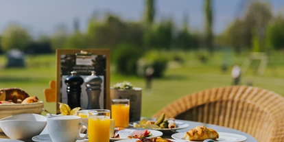 Golfurlaub - Terrasse - Fürstenzell - Frühstück auf der Sonnenterrasse des Gutshof Sagmühle - Gutshof Sagmühle
