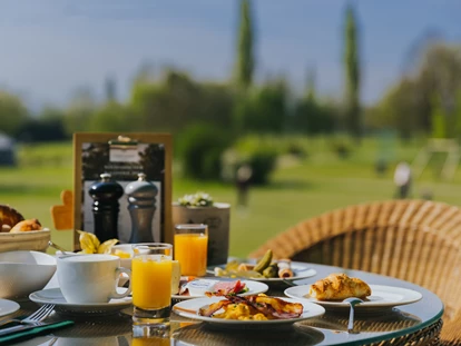 Golfurlaub - Golfkurse vom Hotel organisiert - Fürsteneck - Frühstück auf der Sonnenterrasse des Gutshof Sagmühle - Gutshof Sagmühle