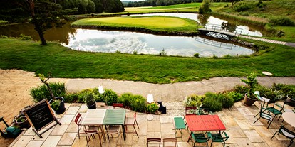 Golfurlaub - Parkplatz - Blick auf Restaurantterrasse und Golfplatz ©Inge Prader - Golfresort Haugschlag