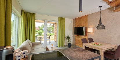 Golfurlaub - Terrasse - 5* Ferienhaus-Apartment Typ 2, seitliche Lage,  Wohnbereich - Bachhof Resort Straubing - Hotel und Apartments