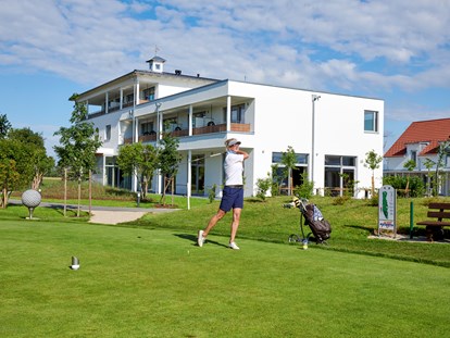 Golfurlaub - Hunde am Golfplatz erlaubt - Neufahrn in Niederbayern - Tee 3 direkt am 4* Bachhof Resort Hotel - Bachhof Resort Straubing - Hotel und Apartments
