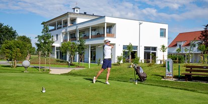 Golfurlaub - Parkplatz - Tee 3 direkt am 4* Bachhof Resort Hotel - Bachhof Resort Straubing - Hotel und Apartments