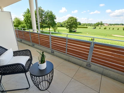 Golfurlaub - nächster Golfplatz - Arrach - Balkon mit Ausblick auf Bahnen 1 und 2 - Bachhof Resort Straubing - Hotel und Apartments