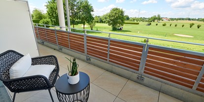 Golfurlaub - Hunde am Golfplatz erlaubt - Balkon mit Ausblick auf Bahnen 1 und 2 - Bachhof Resort Straubing - Hotel und Apartments