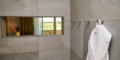 Golfurlaub - Bad und WC getrennt - Ausblick vom Badezimmer Typ Donau - Bachhof Resort Straubing - Hotel und Apartments