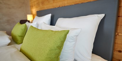 Golfurlaub - Balkon - bequeme Kissen für erholsamen Schlaf - Bachhof Resort Straubing - Hotel und Apartments