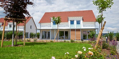 Golfurlaub - Terrasse - Die Ferienhäuser des Bachhof Resort, kurz vor der Eröffnung im Juli 2020 - Bachhof Resort Straubing - Hotel und Apartments
