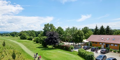 Golfurlaub - Autovermietung - Blick vom Hotel zum Clubhaus mit Restaurant und zur Bahn 3 - Bachhof Resort Straubing - Hotel und Apartments