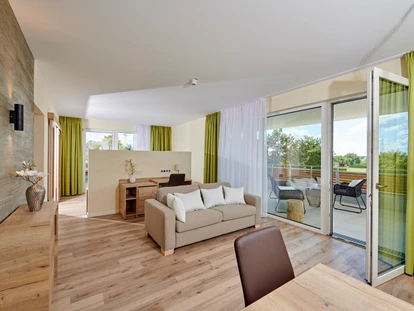 Golfurlaub - Umgebungsschwerpunkt: Fluss - Arrach - Wohnbereich Panorama - Suite - Bachhof Resort Straubing - Hotel und Apartments