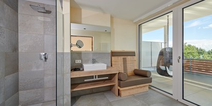 Golfurlaub - Balkon - Badezimmer Panorama - Suite - Bachhof Resort Straubing - Hotel und Apartments