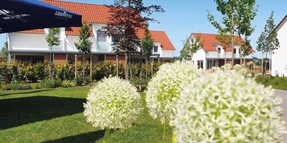 Golfurlaub - Platzreifekurs - Blick auf die Reihenhaus - Apartments - Bachhof Resort Straubing - Hotel und Apartments