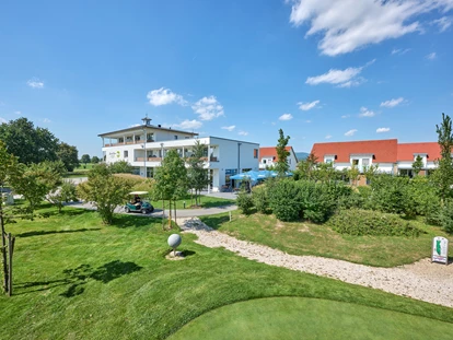 Golfurlaub - Terrasse - Riekofen - Hotel und 5* Ferienhaus Apartments - Bachhof Resort Straubing - Hotel und Apartments