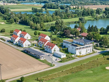 Golfurlaub - Fahrstuhl - Riekofen - Anlage von oben - Bachhof Resort Straubing - Hotel und Apartments
