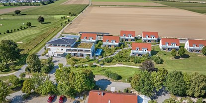 Golfurlaub - Parkplatz - mit Blick auf den Bayerischen Wald - Bachhof Resort Straubing - Hotel und Apartments