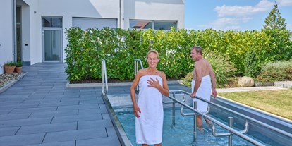 Golfurlaub - Terrasse - Wellness - Bereich Kneippbecken - Bachhof Resort Straubing - Hotel und Apartments
