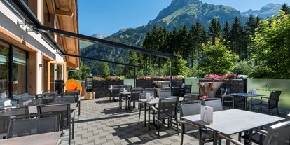 Golfurlaub - Hotel-Schwerpunkt: Golf & Wellness - Sommerterrasse Restaurant mit Aussicht auf die Berge - Sporthotel Eienwäldli
