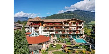 Golfurlaub - Bad und WC getrennt - Seis - Mirabell Dolomites-gartenansicht-hotel-sommer - MIRABELL DOLOMITES HOTEL . LUXURY . AYURVEDA & SPA 