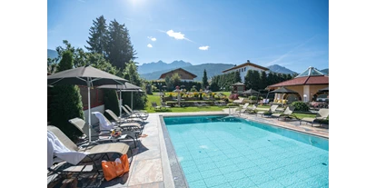 Golfurlaub - Abendmenü: mehr als 5 Gänge - Bruneck/Reischach - Mirabell Dolomites Hotel-Olang-Suedtirol-Garten-outdoor pool - MIRABELL DOLOMITES HOTEL . LUXURY . AYURVEDA & SPA 