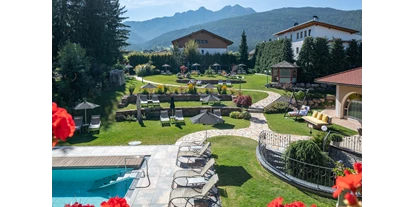 Golfurlaub - Pools: Außenpool beheizt - Seis - Mirabell Dolomites Hotel-Olang-Suedtirol-Gartenoase - MIRABELL DOLOMITES HOTEL . LUXURY . AYURVEDA & SPA 