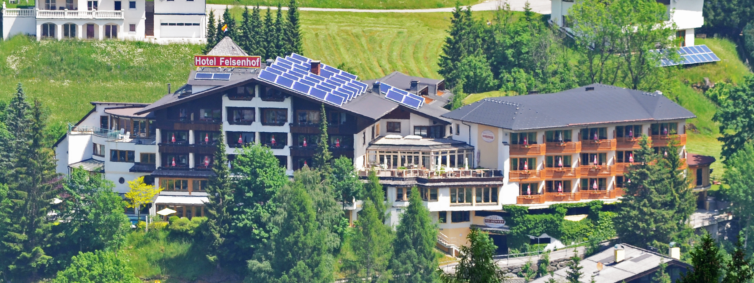 Golfhotel - Der Felsenhof, in sonniger Panoramalage und absoluter Nähe (0,4 km) zum Golfplatz Kaiserburg, ist Ihre Golfadresse.
Erleben Sie Wohlbefinden im großzügigen SPA mit Hallen- und Freibad, Dampfbädern, Panoramasauna und Massage.
Die Zimmer und Suiten von 32 – 53 m² verfügen u. a. über Südbalkon und Flatscreen. Im eleganten Ambiente des
Panoramarestaurants und auf der Sonnenterrasse genießen Sie exquisite Kulinarik bei aufmerksamem Service. 
Ermäßigte Green Fees, vergünstigte Kärnten Card und kostenfreies Parkhaus für Ihre unbeschwerten Urlaubstage. - Wohlfühl & Genusshotel Felsenhof ****