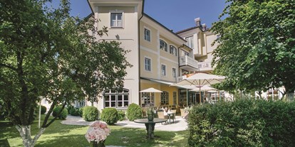 Golfurlaub - Umgebungsschwerpunkt: Berg - Reith (Nußdorf am Attersee) - Hotel Eichingerbauer****s Außenansticht, Hofterrasse, Garten - Hotel Eichingerbauer****s