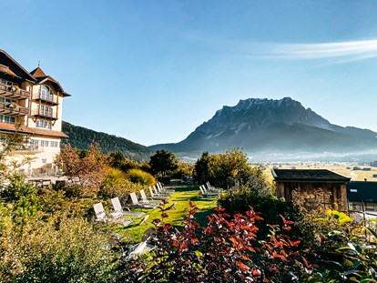 Golfurlaub - Kühlschrank - Tirol - Gartenanlage - Hotel Post Lermoos