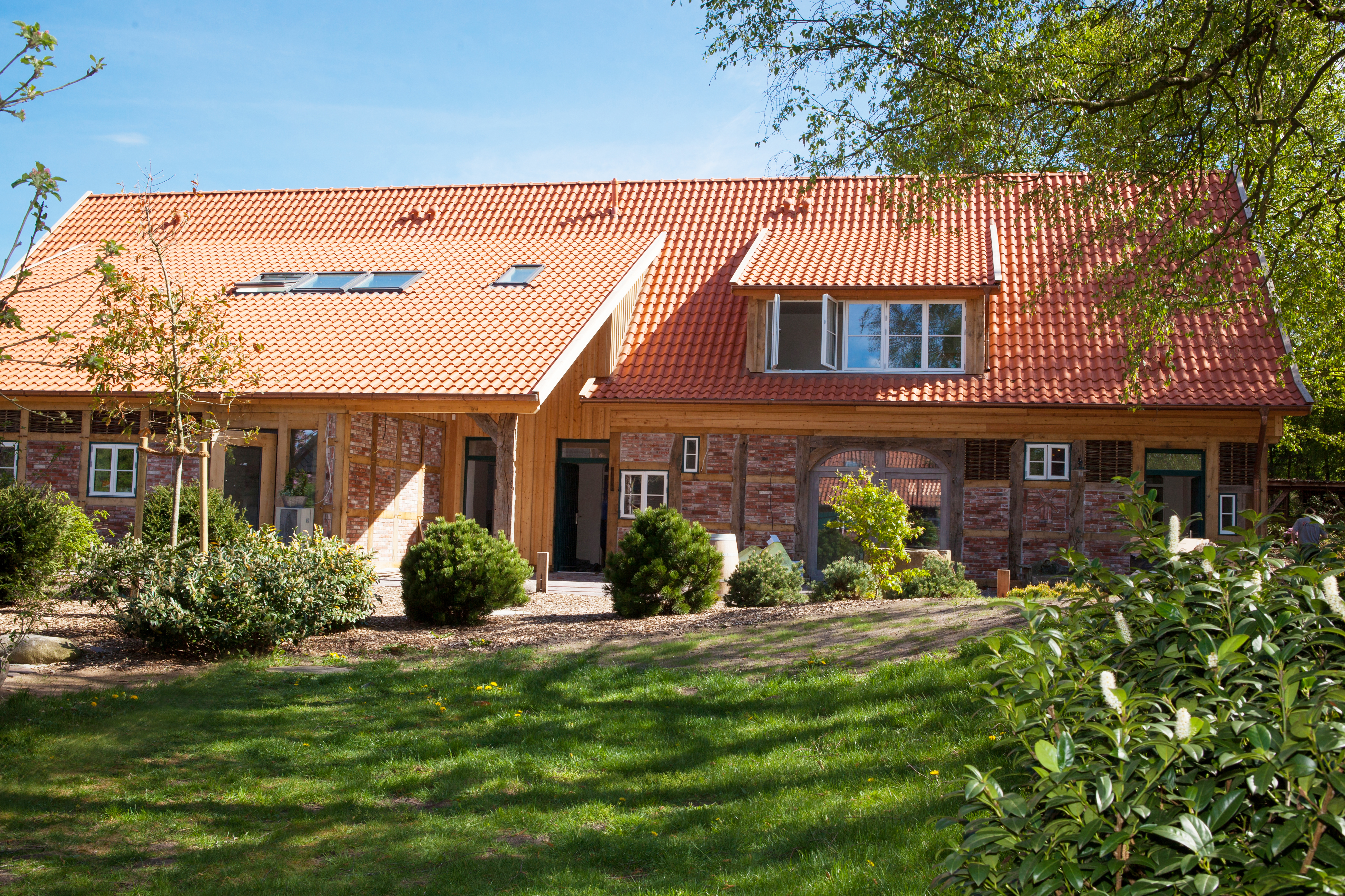 Golfhotel - Der Nordenholzer Hof besteht seit nunmehr zwei Jahren aus insgesamt vier Gebäuden mit einem Gasthof als Restaurant, der Weinscheune und dem Bauerhaus als Eventlocation und dem Hofhotel.  - Nordenholzer Hofhotel