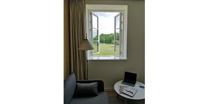 Golfurlaub - Hotel-Schwerpunkt: Golf & Wandern - Bülstedt - Auch aus den Fenstern des 1. OG. haben Sie einen schönen Blick ins Grüne.
 - Nordenholzer Hofhotel