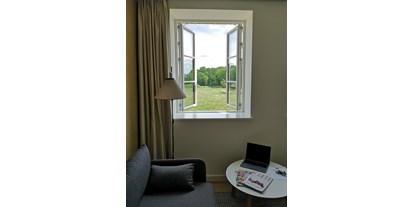 Golfurlaub - Verpflegung: Frühstück - PLZ 26316 (Deutschland) - Auch aus den Fenstern des 1. OG. haben Sie einen schönen Blick ins Grüne.
 - Nordenholzer Hofhotel