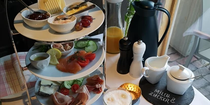 Golfurlaub - Restaurant - Bülstedt - Ob Spiegelei, Obstsalat oder leckere Brötchen, süß oder herzhaft - hier findet Ihr ein Frühstück für den gelungenen Start in den Tag!
Ausschalfen, an den Tisch setzen und die Atmosphäre genießen. - Nordenholzer Hofhotel