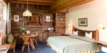 Golfurlaub - nächster Golfplatz - Erpfendorf - Doppelzimmer de Luxe. All unsere 49 Zimmer sind im Tiroler Stil mit viel Charme und individuell eingerichtet. - Rasmushof Hotel Kitzbühel