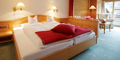Golfurlaub - Zimmersafe - Feldkirch - Wohnschlafzimmer  Deluxe mit Balkon - Alpenhotel Montafon