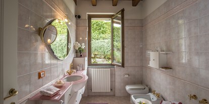 Golfurlaub - Kühlschrank - PLZ 6612 (Schweiz) - Bad & WC mit Badewanne - Golfvilla BELVEDERE LAGO MAGGIORE ITALIEN